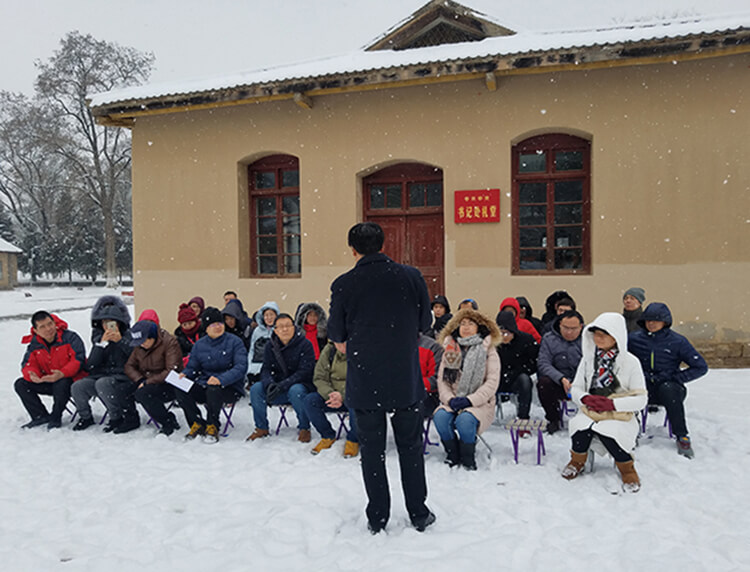 1515765223100165.jpg 雪中听党课(文).jpg